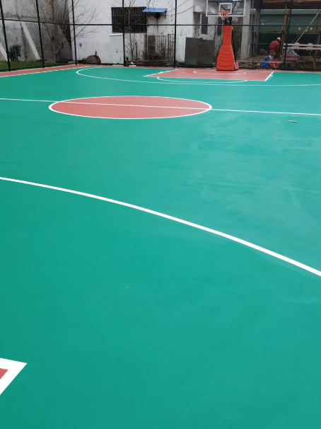 虎林 球场长期使用易出现地面开裂